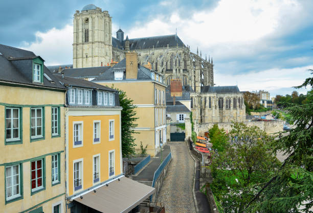 panoramablick auf die mittelalterliche stadt le mans und der kathedrale saint-julien - frankreich wm stock-fotos und bilder