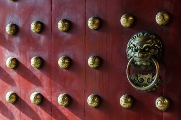 traditionelle chinesische tür. - dragon china singapore temple stock-fotos und bilder