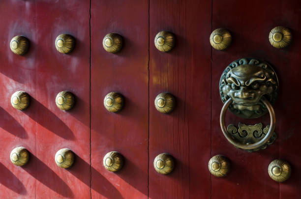 전통적인 중국 문입니다. - dragon china singapore temple 뉴스 사진 이미지