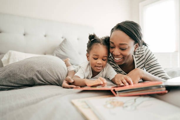 funny reading stories for toddler - family reading african descent book imagens e fotografias de stock