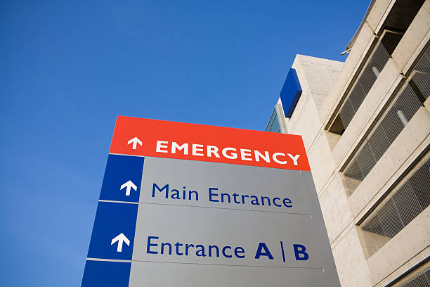 señal de emergencia del hospital moderna - hospital entrada fotografías e imágenes de stock
