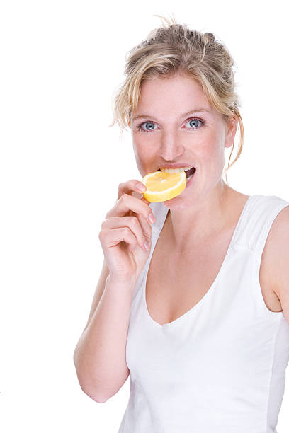 kobieta z cytryny - lemon sour taste biting eating zdjęcia i obrazy z banku zdjęć