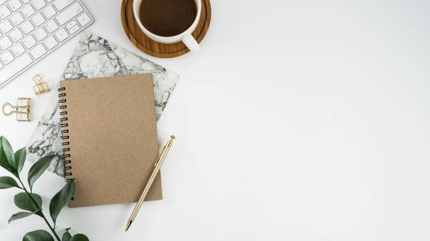 table de bureau de bureau de photographie de stock blanc avec blanc pour ordinateur portable, ordinateur, fournitures et tasse à café de style. vue de dessus avec l’espace de la copie. poser de plat. - flat lay photos et images de collection