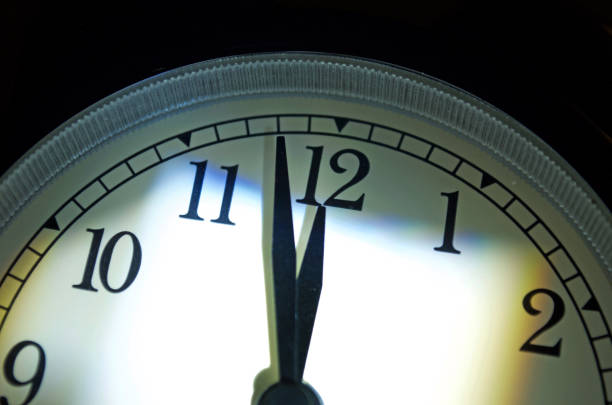 часы судного дня, две минуты до полуночи - doomsday clock стоковые фото и изображения