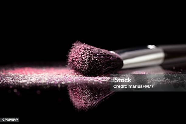 Lidschatten Und Makeup Brush Stockfoto und mehr Bilder von Schminkpinsel - Schminkpinsel, Make-Up, Schwarzer Hintergrund