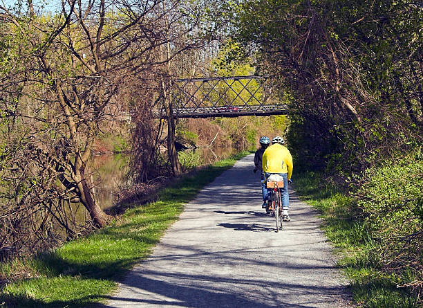 Dois homens ciclismo - foto de acervo