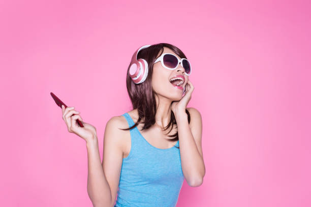 여자는 전화 들어 음악을 사용 - humor music headphones women 뉴스 사진 이미지
