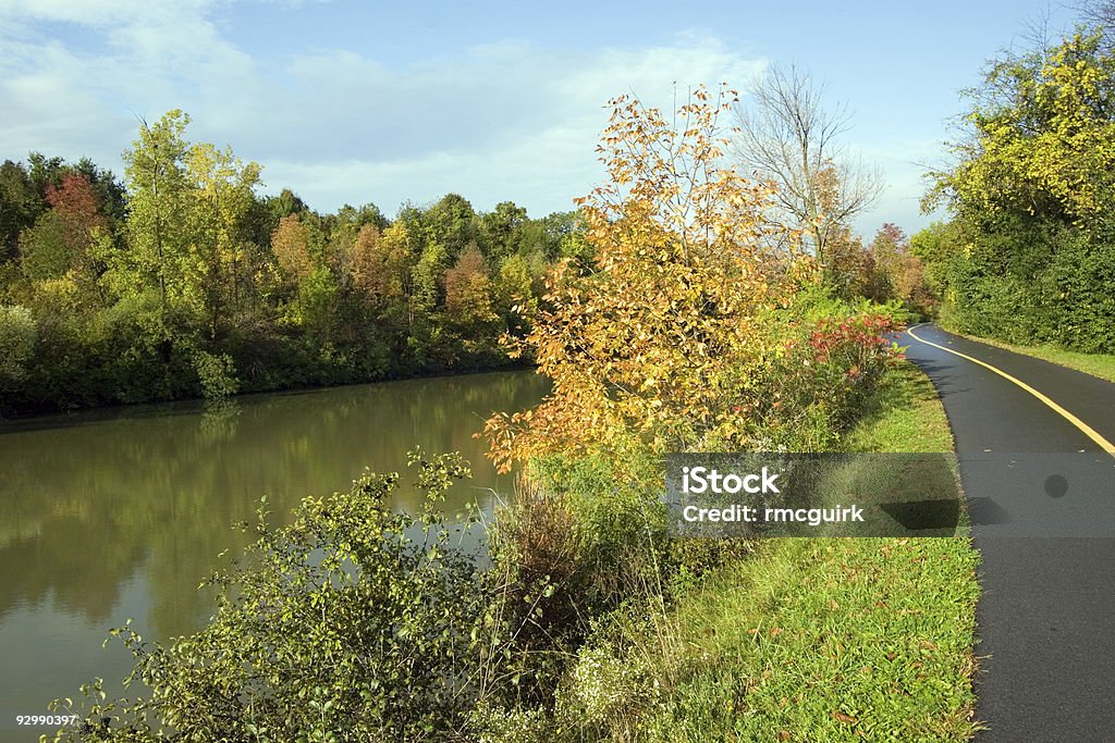 Jesień Ścieżka wzdłuż Erie Canal - Zbiór zdjęć royalty-free (Jezioro Erie)