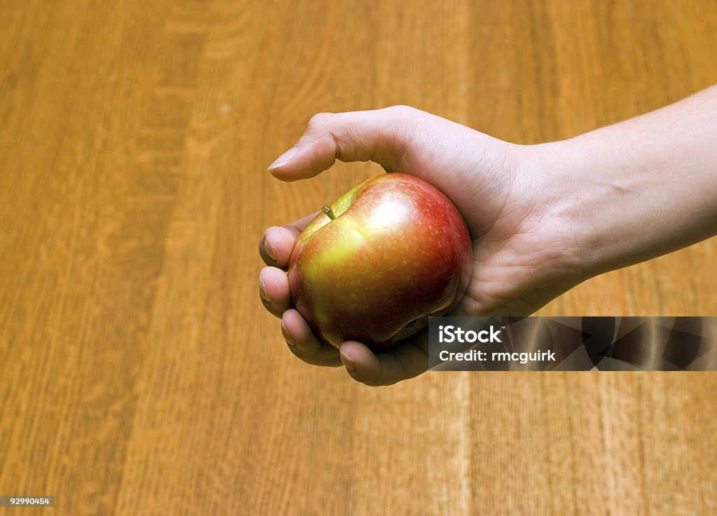 Jabłko w dłoni - Zbiór zdjęć royalty-free (Barwne tło)