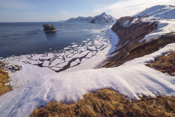 printemps de glace tombe sur le rivage de la mer d’okhotsk, à l’île de sakhaline, en russie. - icefall photos et images de collection