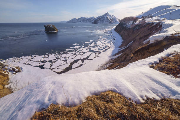 ghiaccio primaverile cade sulla riva del mare di okhotsk, isola di sakhalin, russia. - isola di sakhalin foto e immagini stock