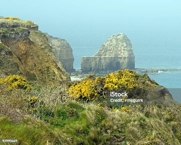 Pointeduhoc Normandia Francia Spiaggia - Fotografie stock e altre immagini di Aeronautica - Aeronautica, Ambientazione esterna, Blu