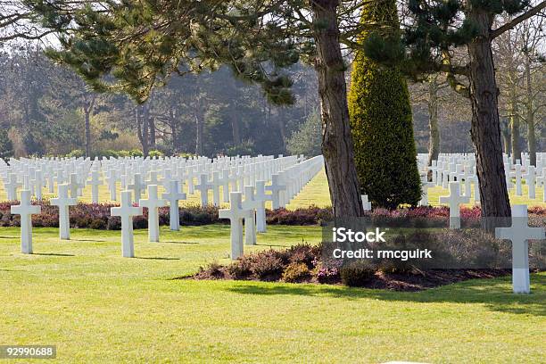 Branco Cemitério Cruzes Na Normandia - Fotografias de stock e mais imagens de Ao Ar Livre - Ao Ar Livre, Cemitério, Cor verde