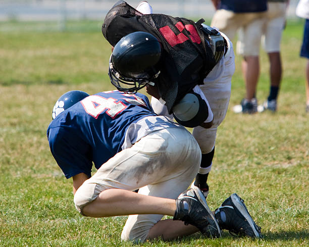 high school fußball tackle - angreifen stock-fotos und bilder