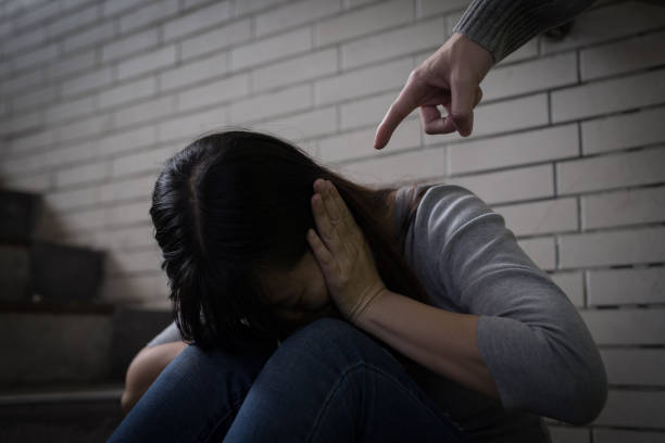 いじめの概念を持つ女性 - domestic violence ストックフォトと画像