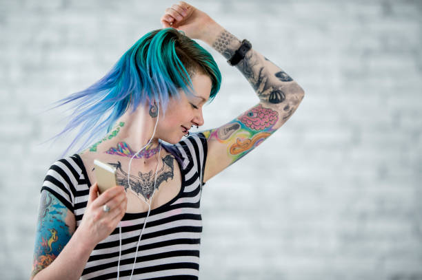 音楽に合わせて踊る - headphones women tattoo music ストックフォトと画像