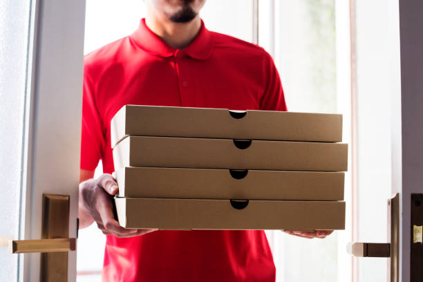 Man delivery pizza to customer Man delivery pizza to customer food delivery stock pictures, royalty-free photos & images