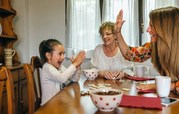 domino gagnante de petite fille - wireless technology cheerful granddaughter grandmother photos et images de collection