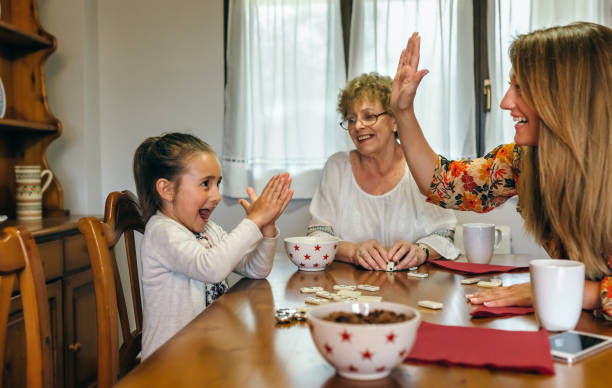 bambina che vince il domino - wireless technology cheerful granddaughter grandmother foto e immagini stock