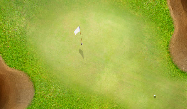 vista superior del campo de golf - golf flag fotografías e imágenes de stock