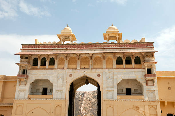 янтарный форт в джайпур, индия - jaipur amber fort column amber palace стоковые фото и изображения