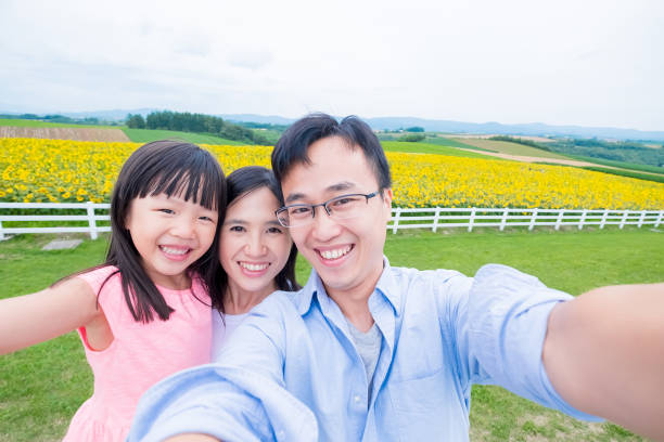 istock family selfie with sunflower 929933666