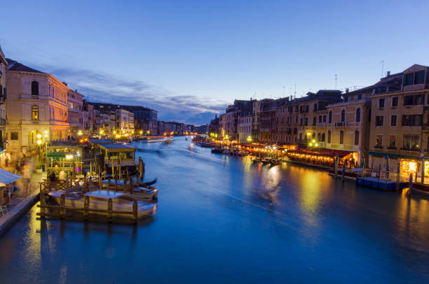 canal grande a venezia, italia. scena notturna - photography urban scene venice italy veneto foto e immagini stock
