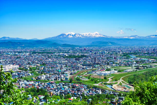 아사히카와 시, 여름 도시 및 daisetuzan 산 범위. 홋카이도, 일본 - horizon observatory 뉴스 사진 이미지