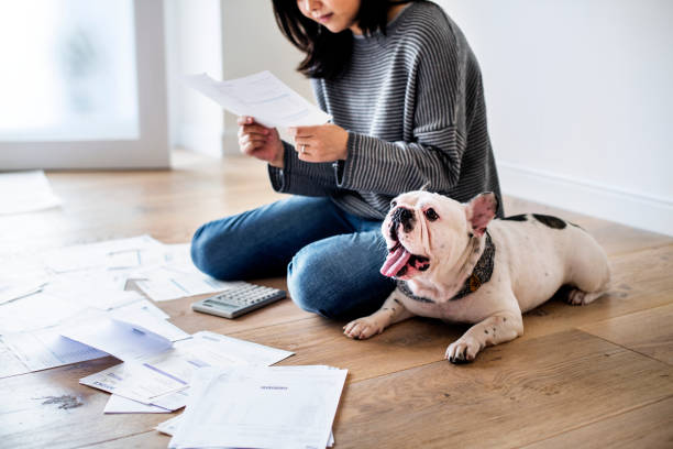 istock Woman managing the debt 929955966