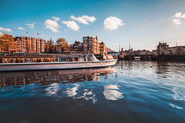 tour en barco canal en amsterdam - passenger ship sunset summer sun fotografías e imágenes de stock