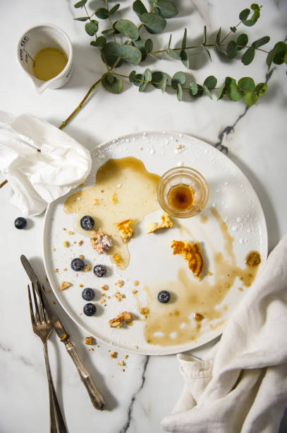 완성 된 식사, 커피와 블루베리 팬케이크입니다. 테이블 상단 보기 - plate crumb dirty fork 뉴스 사진 이미지