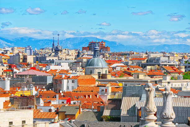 vue panoramique d’en haut sur la capitale de l’espagne-la ville de madrid - madrid plaza de la cibeles spain panoramic photos et images de collection