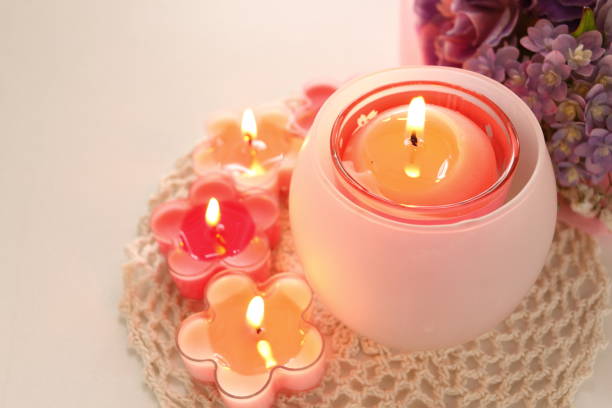 candela aroma a forma di fiore - aromatherapy candles foto e immagini stock