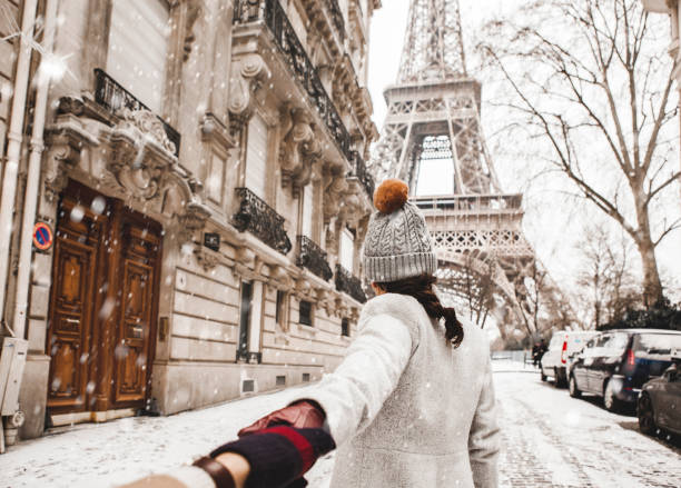mujer caminando a la torre eiffel con nieve - paris fotografías e imágenes de stock