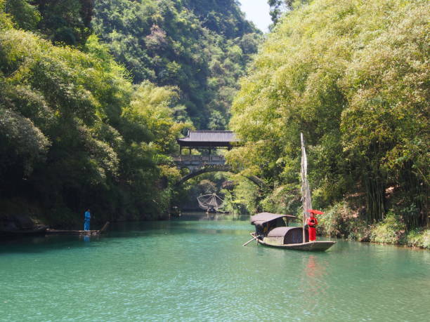 el crucero por el río a la presa de las tres gargantas y visita el pequeño local de la aldea en el middleway. viajar en la ciudad de yichang, hubei provincia, china en 11 de abril de 2014. - hubei province fotografías e imágenes de stock