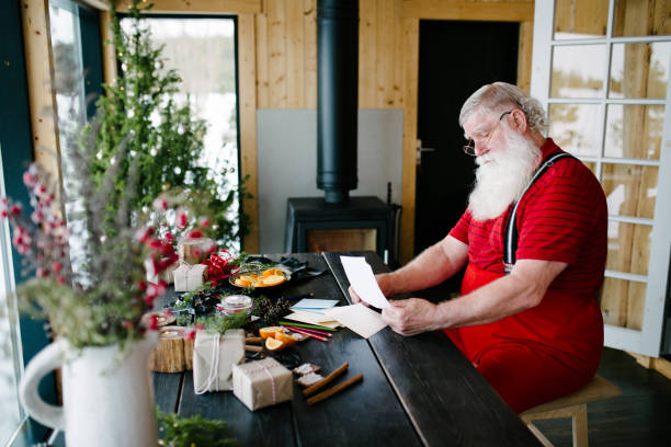 어린이 편지를 읽고 그의 거실에 있는 산타 클로스 - scandinavian men glasses shirt 뉴스 사진 이미지