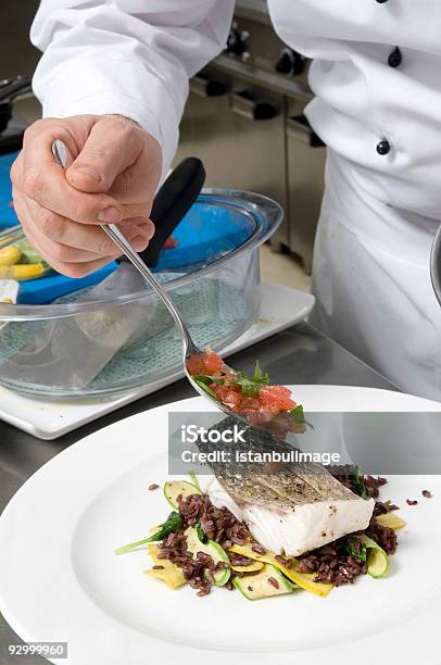 Die Zubereitung Von Fisch Food Stockfoto und mehr Bilder von Ein Mann allein - Ein Mann allein, Eine Person, Erwachsene Person