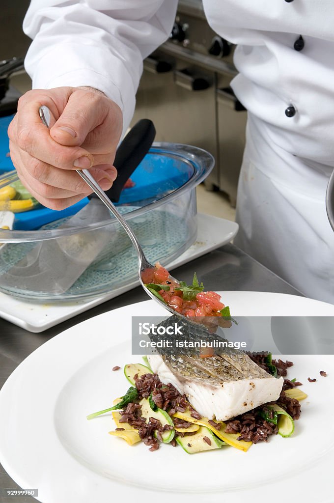 Preparazione di piatti a base di pesce - Foto stock royalty-free di Adulto