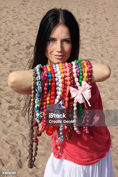 여자아이 표시중 섬유 Beads 갈색 머리에 대한 스톡 사진 및 기타 이미지 - 갈색 머리, 공단, 공예 제품