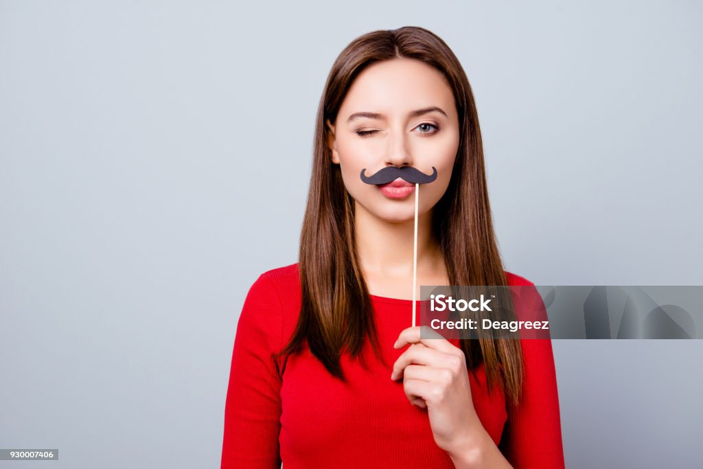 Retrato con espacio vacío copia texto de enfriar bastante encantador loca chica sosteniendo bigote de papel negro partido en palo, guiño con labios Faneca, sobre fondo gris - Foto de stock de Bigote libre de derechos