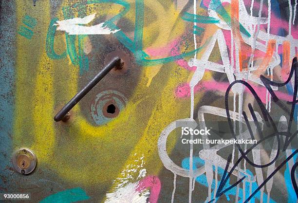 Graffiti Em Uma Porta Taksim Istambul Turquia - Fotografias de stock e mais imagens de Amarelo - Amarelo, Ao Ar Livre, Arquitetura