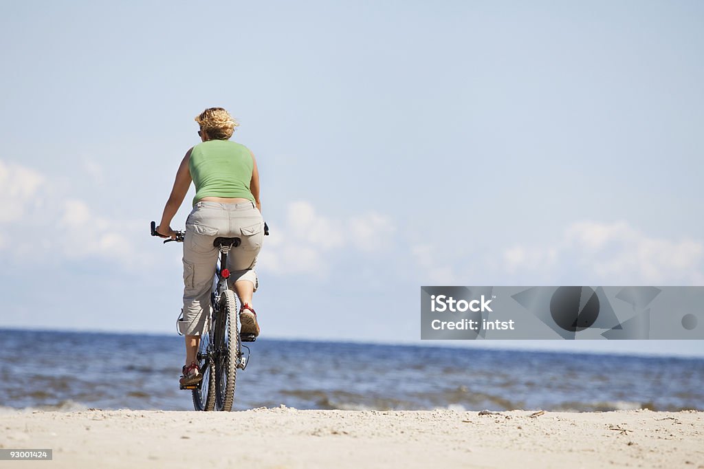 Frau Reiten Fahrrad in einer beach - Lizenzfrei Aktivitäten und Sport Stock-Foto