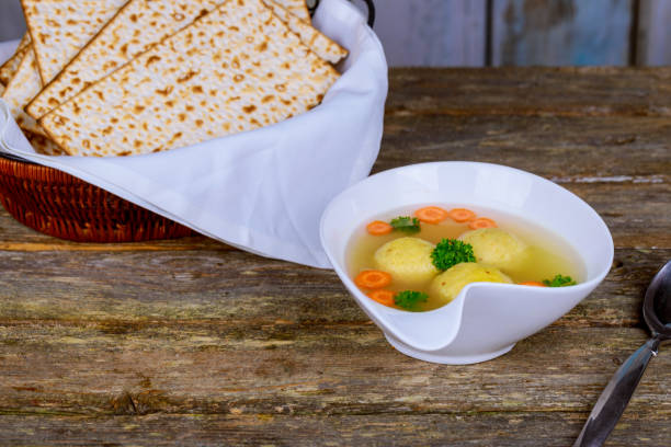 tradycyjne żydowskie danie paschowe matzah ball soup podawane z - passover seder jewish sabbath silver zdjęcia i obrazy z banku zdjęć