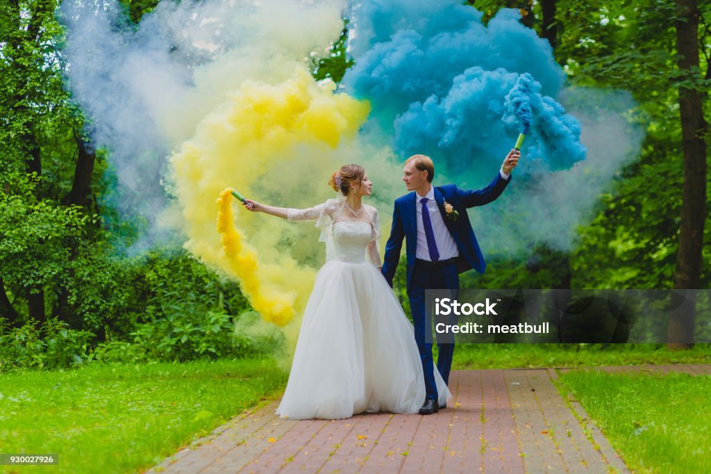 Sposa E Sposo Con Fumogeni Colorati - Fotografie stock e altre immagini di  Colore descrittivo - Colore descrittivo, Fumo - Materia, Immagine a colori  - iStock