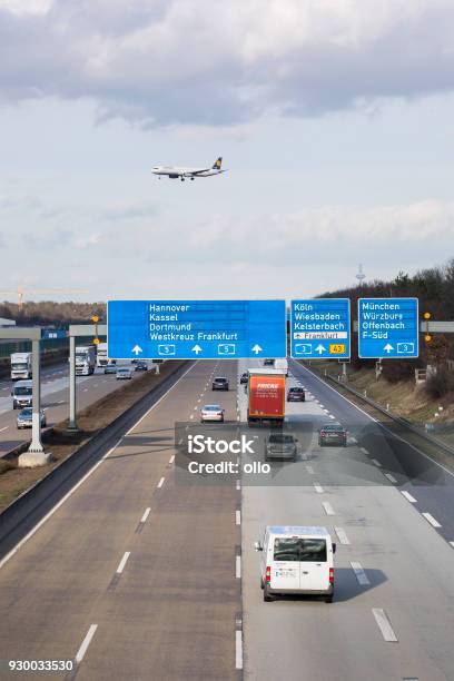Duitse Snelweg A5 Frankfurter Kreuz En Luchthaven Stockfoto en meer beelden van Achterlicht - Achterlicht, Advies, Asfalt