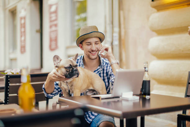 hombre joven en la ciudad con su bulldog francés - cafe laptop espresso business fotografías e imágenes de stock