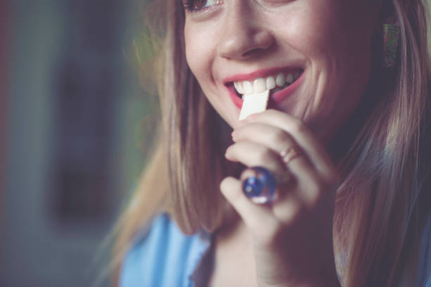 tomar goma de mascar - human mouth human teeth indoors young women fotografías e imágenes de stock