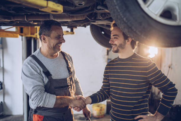 zadowolony klient - auto repair shop customer auto mechanic mechanic zdjęcia i obrazy z banku zdjęć