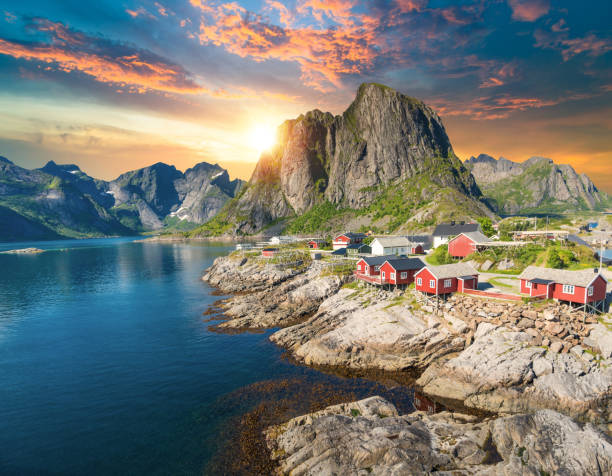 norvegia vista panoramica delle isole lofoten in norvegia con tramonto panoramico - fishing village nordic countries fjord foto e immagini stock