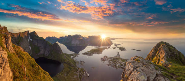 vista panorámica de noruega islas lofoten en noruega con puesta del sol escénica - fishing village nordic countries fjord fotografías e imágenes de stock